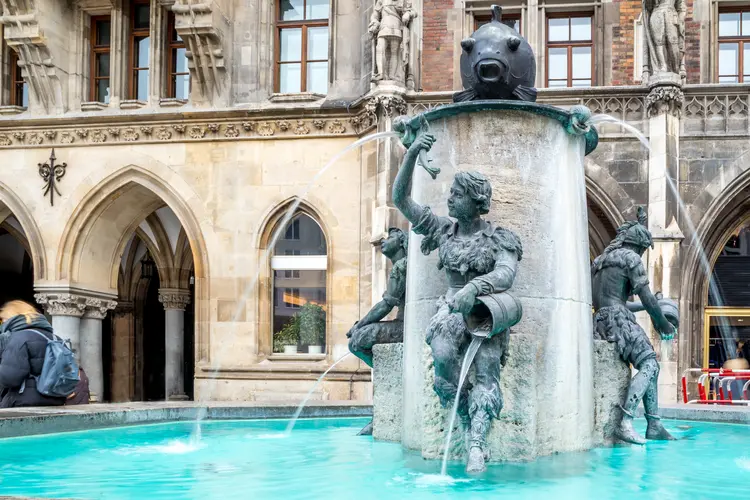 fontana del pesce marienplatz monaco di baviera