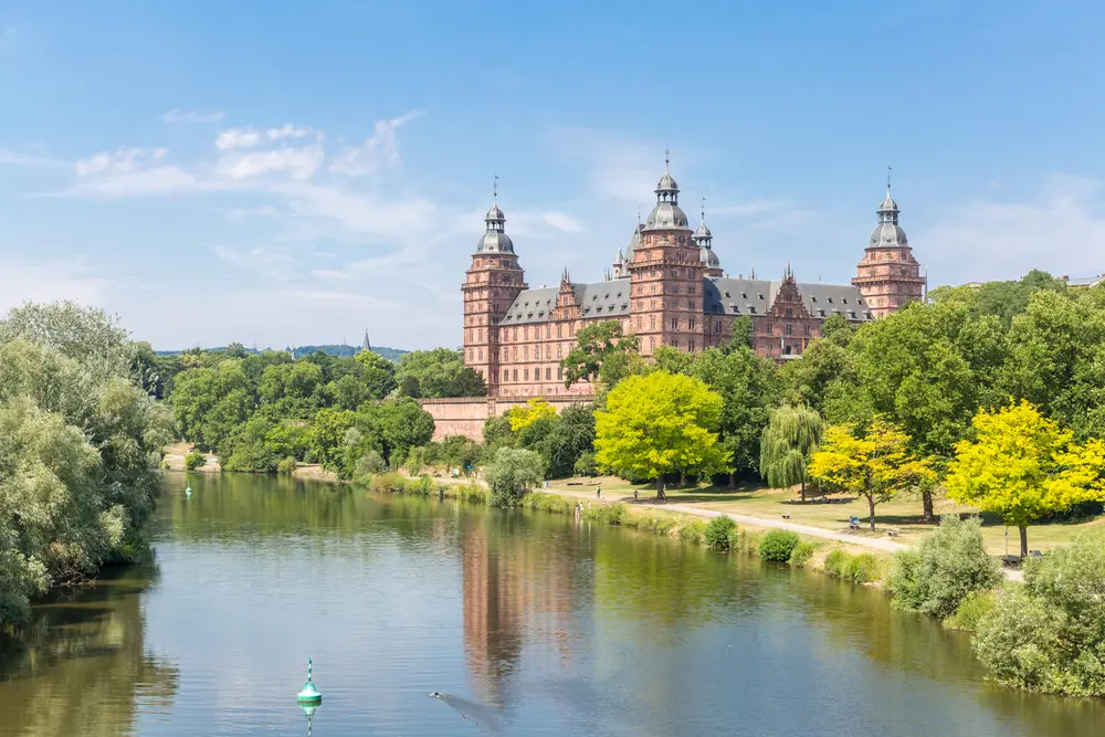 Un fiume con il castello di Aschaffenburg sullo sfondo.