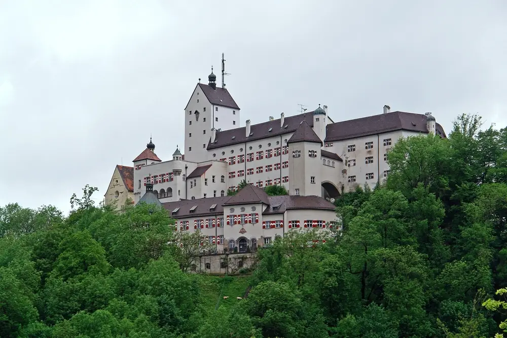 Un grande castello ad Aschau im Chiemgau si trova in cima a una collina.