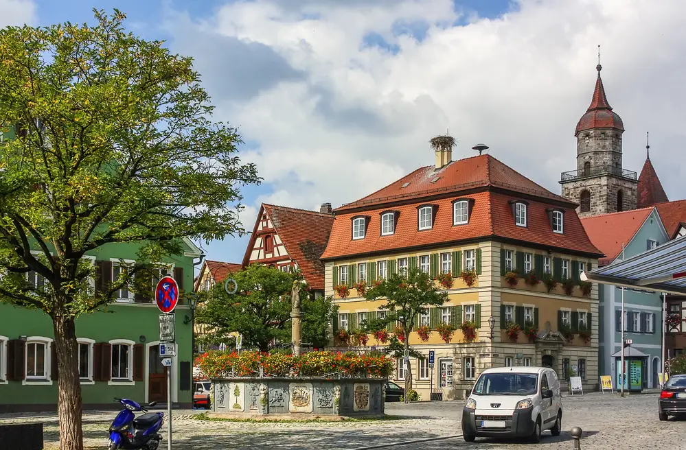 Una piazza cittadina a Feuchtwangen con edifici colorati sullo sfondo.